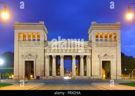 Beleuchtet, Propyläen, Pinakothek, München, Oberbayern, Bayern, Deutschland Stockfoto