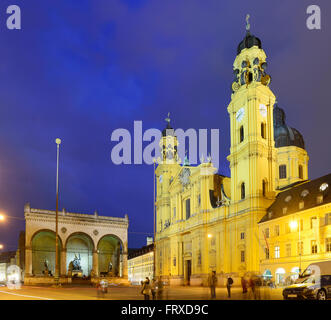 Beleuchtet, Feldherrnhalle und Theatine Kirche, Odeonsplatz, München, Oberbayern, Bayern, Deutschland Stockfoto