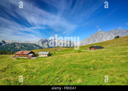 Blick über Gotzenalm mit Almhütten, Steineres Meer und Watzmann-Massivs, Gotzenalm, Nationalpark Berchtesgaden, Berchtesgadener Alpen, Upper Bavaria, Bavaria, Germany Stockfoto