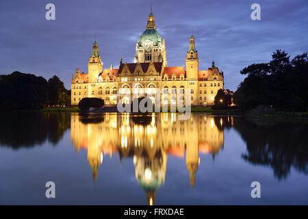 Blick über See Maschsee, beleuchtete neue Rathaus, Hannover, Niedersachsen, Deutschland Stockfoto