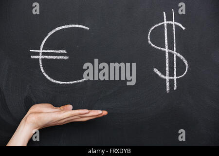 Anzeichen von Dollar und Euro auf Tafel mit Kreide gezeichnet Stockfoto