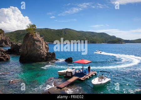 Ausflugsboote auf La Grotta Bucht, in der Nähe von Paleokastritsa, Korfu Insel, Ionische Inseln, Griechenland Stockfoto