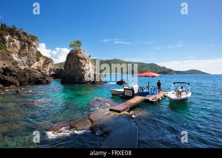 Ausflugsboote auf La Grotta Bucht, in der Nähe von Paleokastritsa, Korfu Insel, Ionische Inseln, Griechenland Stockfoto