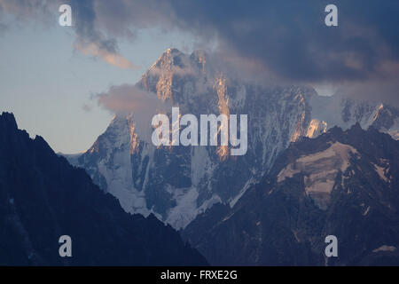 Grandes Jorasses-Nordwand im Morgenlicht vom Lac Blanc, Frankreich Stockfoto