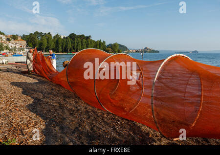 Fischer und fallen am Ufer Sees, Marta, Lago di Bolsena, Krater, See vulkanischen Ursprungs, Provinz Viterbo, Latium, Italien, Europa Stockfoto