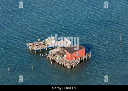 Luftaufnahme der Inseln in der Lagune von Venedig, Angeln-Hütten auf Stelzen, Pellestrina, Mittelmeer, Veneto, Italien Stockfoto