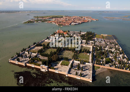 Luftaufnahme der Insel Friedhof von San Michele, der Friedhof und der Friedhof von Venedig, Burano im Hintergrund, Veneto, Italien Stockfoto