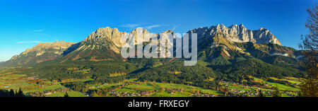 Panorama mit Wilder Kaiser aus Süden mit Treffauer Ellmauer Halt, Karlspitzen, Regalmspitze, Ackerlspitze und Maukspitze, Wilder Kaiser-Palette, Kaiser Reichweite, Tirol, Österreich Stockfoto