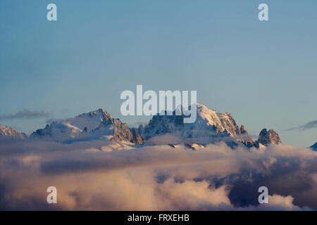 Wolken unter Aiguille Verte von Demecre in der Nähe von Martigny, Schweiz Stockfoto