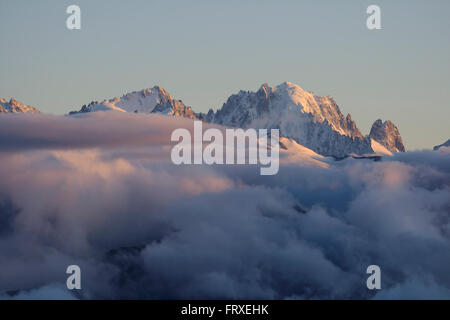 Wolken unter Aiguille Verte von Demecre in der Nähe von Martigny, Schweiz Stockfoto