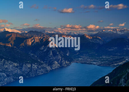 Gardasee Riva mit Blick auf den Gardasee Range, Adamello-Palette, Presanella Palette, Brenta-Palette und Tal der Sarca, Ventrar, Monte Baldo, Gardasee Angebot, Trentino, Italien Stockfoto