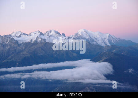 Mont Blanc-Massivs im Morgenlicht aus Demecre in der Nähe von Martigny, Schweiz Stockfoto