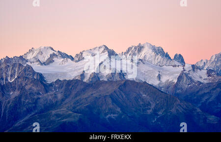 Aiguille du Tour (Mitte), Aiguille d'Argentinière, Aiguille du Chardonnet, Aiguille Verte (zurück), von Demecre, Sonnenaufgang Stockfoto