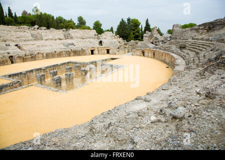 Das Amphitheater in der antiken römischen Stadt Italica außerhalb Sevilla in Spanien Stockfoto