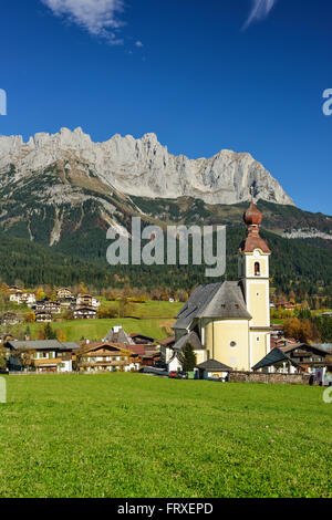 Dorf von gehen vor der Wilden Kaiser mit Regalmspitze, Ackerlspitze und Maukspitze, Going, Wilder Kaiser, Kaiser Bereich, Tirol, Österreich Stockfoto