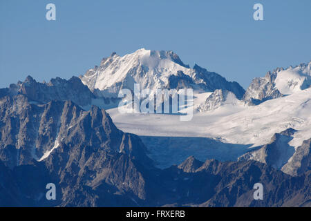 Aiguille d'Argentiniere (Mont-Blanc-Massiv) und Plateau de Trient von Demecre gesehen in der Nähe von Martigny, Schweiz Stockfoto