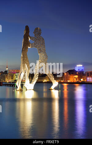 Beleuchtete Kunstwerk Molecule Man an der Spree, Künstler Jonathan Borofsky, Berlin, Deutschland Stockfoto