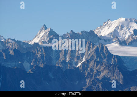 Tour Noir und Aiguille d'Argentiniere (Mont-Blanc-Massiv), gesehen von Demecre in der Nähe von Martigny, Schweiz Stockfoto