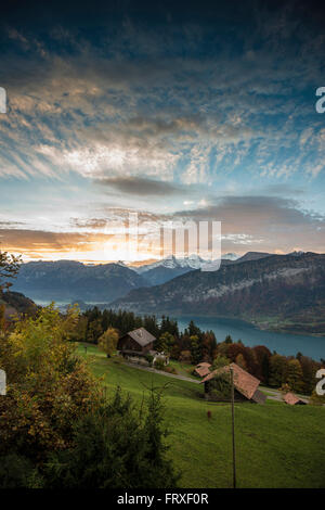 Blick über den Thunersee zu Sonnenaufgang über Eiger, Mönch und Jungfrau, Beatenberg, Berner Oberland, Kanton Bern, Schweiz Stockfoto