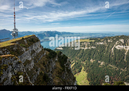 Niederhorn mit Blick auf den Thunersee und Thun, Beatenberg, Berner Oberland, Kanton Bern, Schweiz Stockfoto