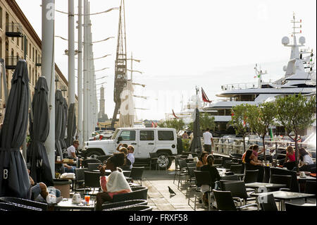 Cafe, Porto Antico, Genua, Ligurien, Italien Stockfoto