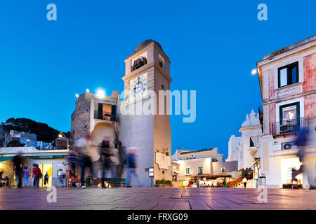 Uhr Turm auf der Piazza Umberto I im Abendlicht, Capri, Neapel, Kampanien, Italien Stockfoto