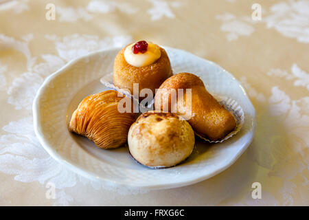 Typische Kuchen im Cafe Gambrinus, Neapel, Golf von Neapel, Kampanien, Italien Stockfoto