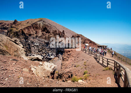 Blick in den Krater des Vesuv, Neapel, Golf von Neapel, Kampanien, Italien Stockfoto