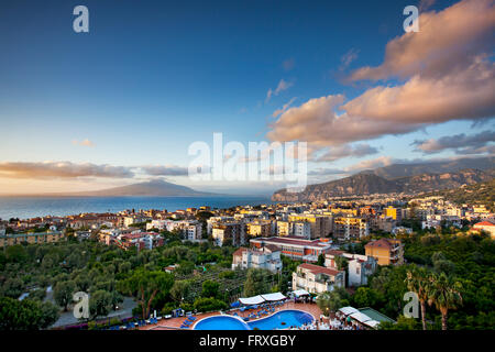 Blick über die Stadt in Richtung Vesuv, Sorrento, Halbinsel von Sorrent, Golf von Neapel, Kampanien, Italien
