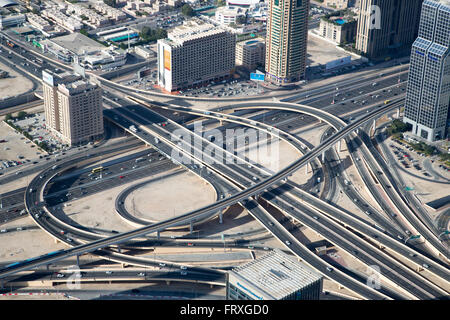 Ansicht der Verkehrsknotenpunkt der Sheikh Zayed Road und Doha Street von Aussichtsplattform At The Top 1 auf Ebene 124 des Burj Khalifa Tower, Dubai, Vereinigte Arabische Emirate Stockfoto