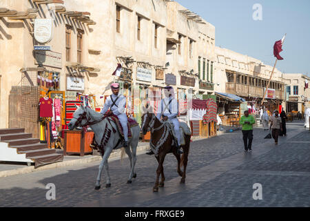 Polizisten auf dem Pferderücken patrouillieren im Souq Waqif, Doha, Katar Stockfoto