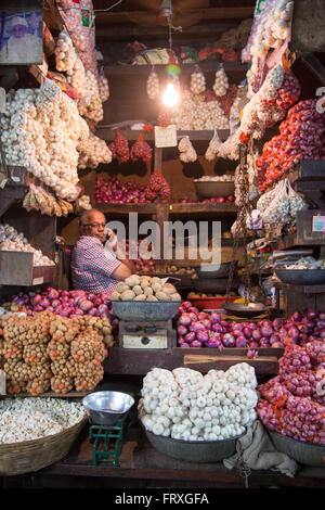 Zwiebeln und Kartoffeln Verkäufer bei Mahatma Jyotiba Phule Market, Crawford Market, Mumbai, Maharashtra, Indien Stockfoto