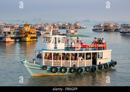 Tourboote im Hafen in der Nähe von das Tor zu Indien, Mumbai, Maharashtra, Indien Stockfoto