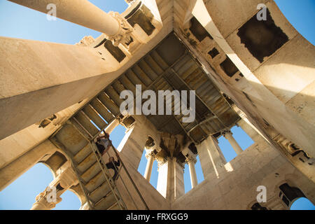 Treppe zum Glockenturm der St. Dominius Cathedral und Diokletian Palast, Split, Split-Dalmatien, Kroatien Stockfoto