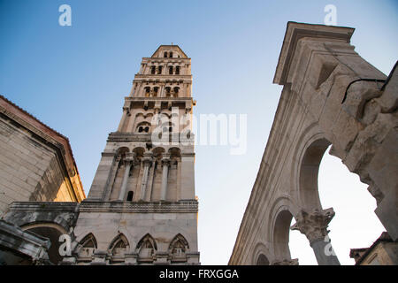 Glockenturm der Kathedrale St. Dominius und Diokletian Palast, Split, Split-Dalmatien, Kroatien Stockfoto