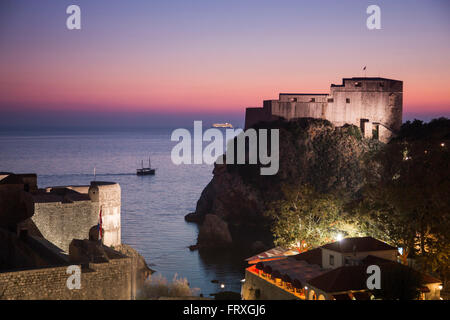 Alte Stadtbefestigung gesehen von der Stadt in der Abenddämmerung mit Ausflugsschiff Wand und Kreuzfahrtschiff in der Ferne, Dubrovnik, Dubrovnik-Neretva, Kroatien Stockfoto