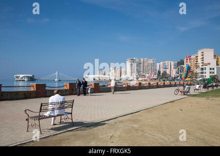 Durres Strandpromenade mit Fahrgeschäften, Durres, Albanien Stockfoto