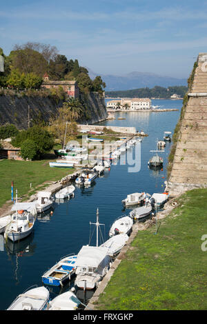 Angelboote/Fischerboote in einem kanal zwischen der alten Festung und Esplanade, Kerkyra, Korfu, Corfu, Ionische Inseln, Griechenland Stockfoto