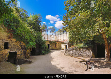 Dorf Höhlenwohnungen mit Wohnungen in Rochemenier in der Nähe von Doue la Fontaine, Abt. Maine-et-Loire, Region Pays De La Loire, Frankreich, Europa Stockfoto