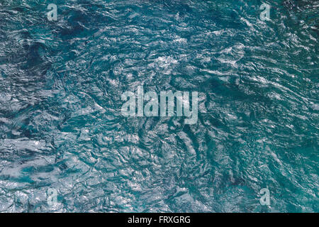 Blaues Wasser unterhalb Wasserfalles Ojos del Caburgua, Patagonien, in der Nähe von Villarrica, Chile Stockfoto