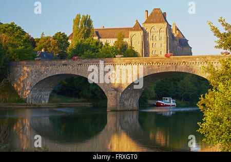 Blick auf Brücke und Saint-Pierre-de-Solesmes, Solesmes, Hausboot auf dem Fluss Sarthe, Abt. Sarthe, Region Pays De La Loire, Frankreich, Europa Stockfoto