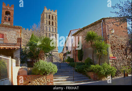 Altstadt mit Kirche, Elne, Abt. Pyrénées-Orientales, Roussillon, Frankreich Stockfoto