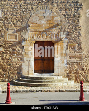 Chemins de Saint-Jacques, Saint James Campostela Weise, Linteau, Skulptur aus Marmor über der Eingangstür, Saint-Genis-des-Fontaines, Abt. Pyrénées-Orientales, Roussillon, Frankreich Stockfoto