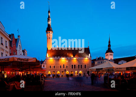 Rathaus und Marktplatz im mittelalterlichen Altstadt von Tallinn, Estland, Baltikum Stockfoto