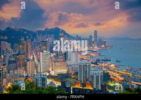 Hong Kong. Bild Skyline von Hong Kong während der dramatischen Sonnenuntergang. Stockfoto