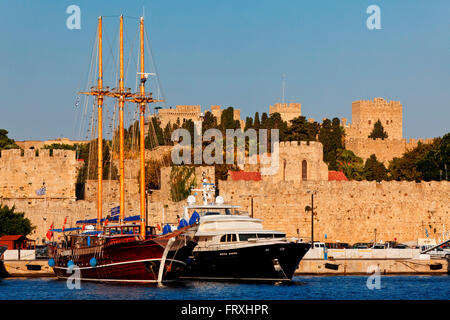 Schiffe im Hafen von Emborio und die Mauern der Altstadt, Rhodos Stadt, Rhodos, Dodekanes, Süd Ägäis, Griechenland Stockfoto