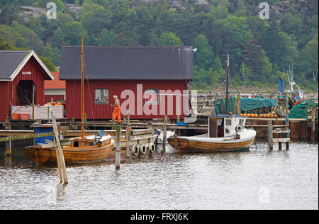 Boote und Bootshäuser in Port Edsvik in der Nähe von Grebbestad, Provinz Bohuslaen, West Coast, Schweden, Europa Stockfoto