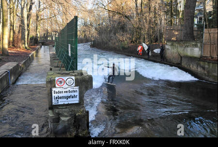 Fluss-Surfer im englischen Garten Park, Winter in München, Bayern, Deutschland Stockfoto