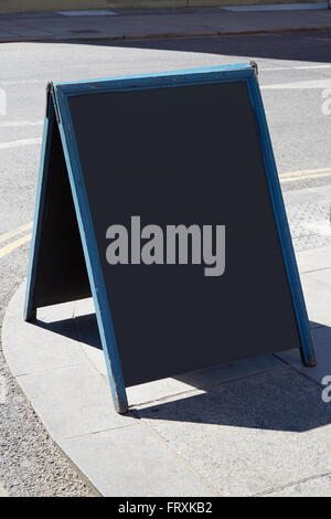 Leere Tafel auf der Straße, direkte Sonneneinstrahlung Stockfoto