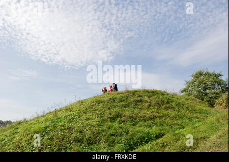 Menschen auf einem grasbewachsenen Hügel Nationalpark Biebrza-Flusstal, Podlaskie Voivodeship, Polen Stockfoto